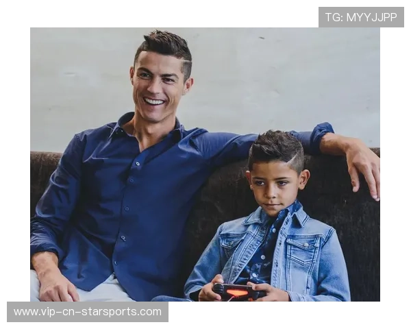 C罗带儿子参加训练营,父子合影上热搜